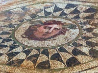翼をもつメドゥーサのモザイク画が古代ローマの邸宅跡で発見される