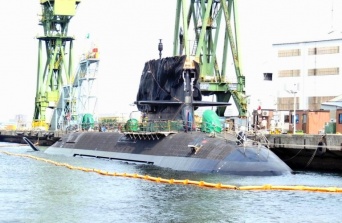 川崎重工業神戸工場に現れた潜水艦