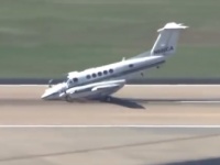 前輪が出ない！　米の空港で小型飛行機が胴体着陸