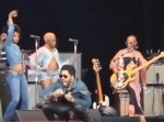 えっ！　レニー・クラビッツのムスコが丸出しになるハプニング映像