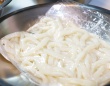 計823人分『給食のソフト麺』届かず…　給食開始も【1時間以上遅れ】　市教委は「配達員が体調不良」