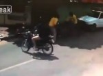 銃で脅しバイクを奪おうとした暴漢⇒　周囲を巻き込み逆にボコられる