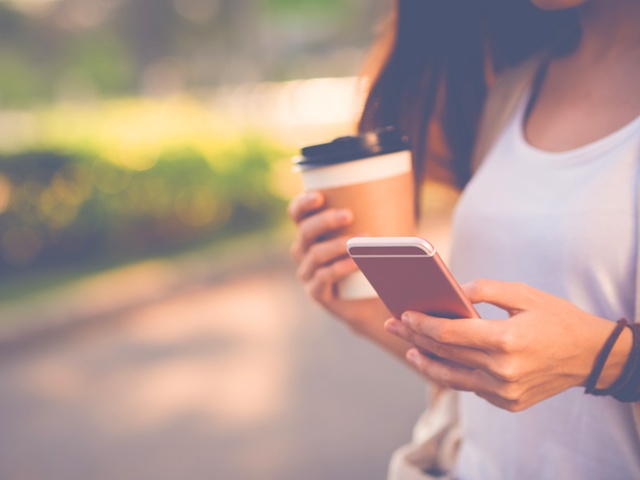 スマホをいじる女性