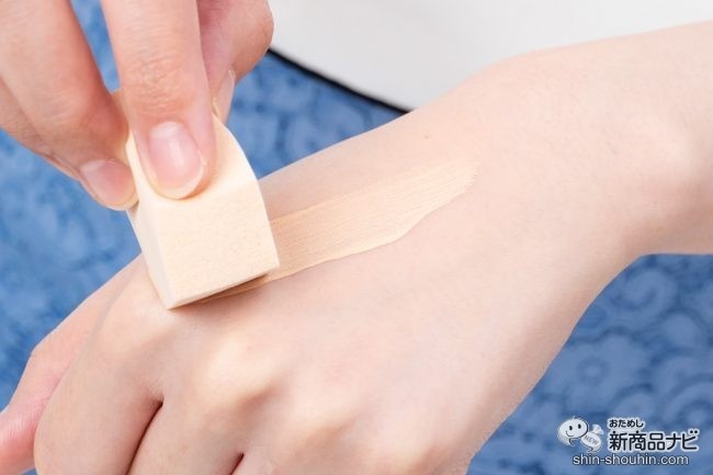 『matsukiyo　メイクアップスポンジ　ハウス型　30個入り』を使ってファンデーションを塗り広げる様子