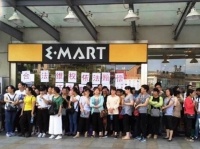 補償交渉を拒否され、閉鎖された店舗前で抗議する従業員たち