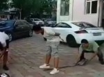 シャベルを使ったイタズラを仕掛ける⇒　失敗して悲惨なことに！