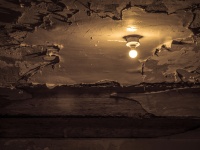 天井から滴り落ちる赤い液体...身も凍る恐怖体験をした女性の話