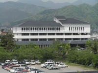 兵庫県篠山市役所（おぉたむすねィく探検隊さん撮影、Wikimedia Commons