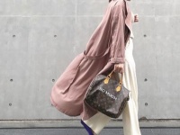 くすみピンクのロングコートは、紫パンプスで個性を足して勝負　＃東京365日コーデ
