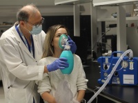 アルコールを急速に体内から抜く呼吸装置が開発される（カナダ研究）