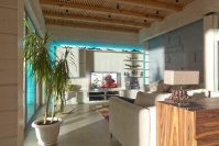 ついダラダラ……見ていないのにテレビをつけっぱなしにするのはあり？ なし？ 「BGM代わり」「電気代のムダ」