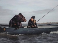 オンリーロシア？サファリパークから保護したクマをペットにした女性、共通の趣味「釣り」を楽しむ