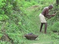 たった一人で30年、手作業で村の為に水路を作った男性（インド）