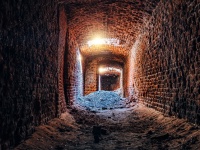 引っ越し先の家の地下に謎の空間、200年以上前のトンネルを発見！（アメリカ）