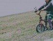 「子供たちと土手でストライダー遊びをしていた私。雨で高架下に移動すると、近所のアパートの住人が...」（東京都・30代女性）