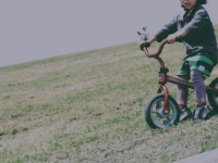 「子供たちと土手でストライダー遊びをしていた私。雨で高架下に移動すると、近所のアパートの住人が...」（東京都・30代女性）