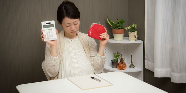 金銭的な負担で悩む妊婦