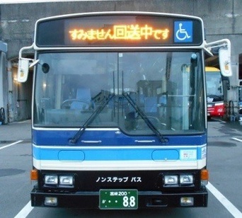 「すみません」と低姿勢なバスも（提供：宮崎交通）