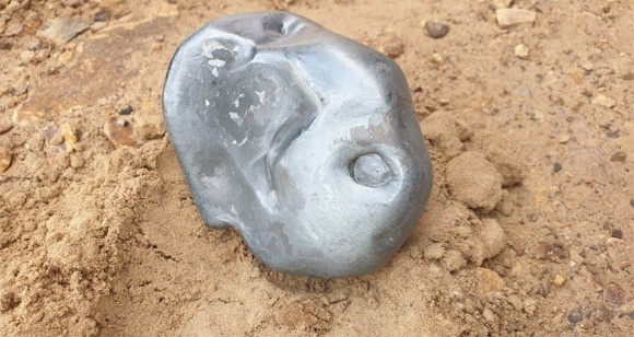 高熱を放つ金属系の謎の物体が落下。住民を戦慄させたその物体の正体は？（インド）