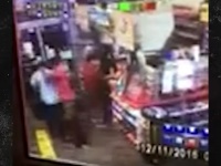 元WWEのレスラーに銃を突きつけた男、プロレス技で瞬殺される