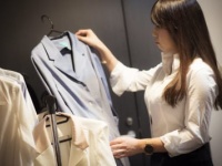 最大瞬間風速で生きる。胸のコンプレックスを事業に変えた、嵐のような女社長