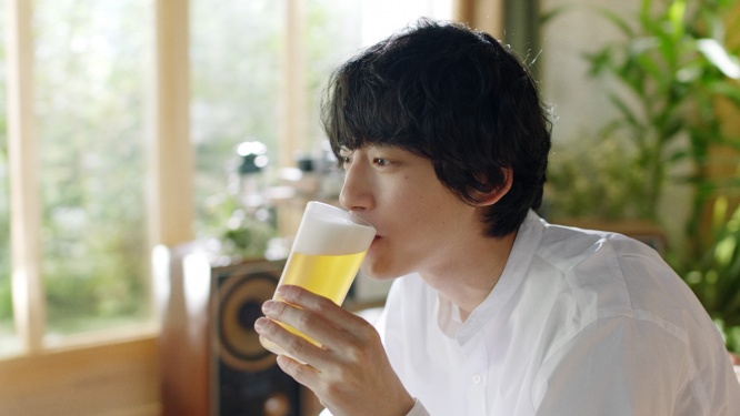 坂口健太郎、菅野美穂が‘’うれしくなっちゃう‘’ノンアルを堪能！　「キリン グリーンズフリー」新TV-CM公開