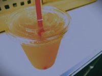 「ジュースを買いに行ったら、10円足りない。レジ前で悩む幼い私に、後ろに並んでいた中年男性が...」（東京都・30代男性）