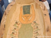 古代エジプトの棺に描かれた女性が、マージ・シンプソンに激似だと話題に