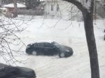 車内に注目！　雪で滑っている車をなんとか動かそうとみんなで頑張る図。