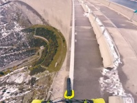 【閲覧注意】下は200ｍの絶壁・・・自転車でダムの手すりを走行する心臓に悪い映像