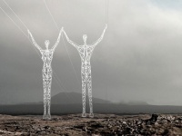 美しすぎる送電塔!? 巨大な「人型鉄塔」がアイスランドの山々をアートにする！