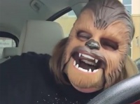 チューバッカのマスクをかぶって超ゴキゲンなおばちゃんの動画が面白すぎて1億再生超えｗｗｗ