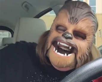 チューバッカのマスクをかぶって超ゴキゲンなおばちゃんの動画が面白すぎて1億再生超えｗｗｗ