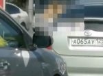 ロシアの路上にて、車の中から顔を出していたのはとんでもない動物だった。