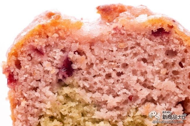桜の花を練り込んだパウンドケーキの断面