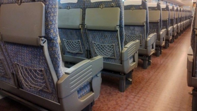 夫は乗務員の元へ（画像はphotoACより、イメージ）