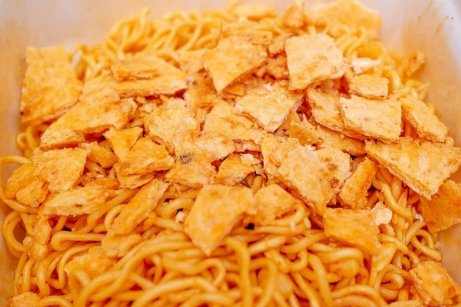 「めんべい プレーン」を砕いて投入