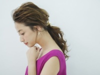 ゆるっと美女見え。飾りつきヘアゴムでつくる「大人ローポニー」