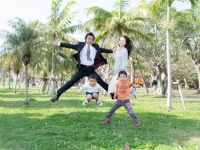 家族でジャンプ！いつもとは違う新鮮な一枚に