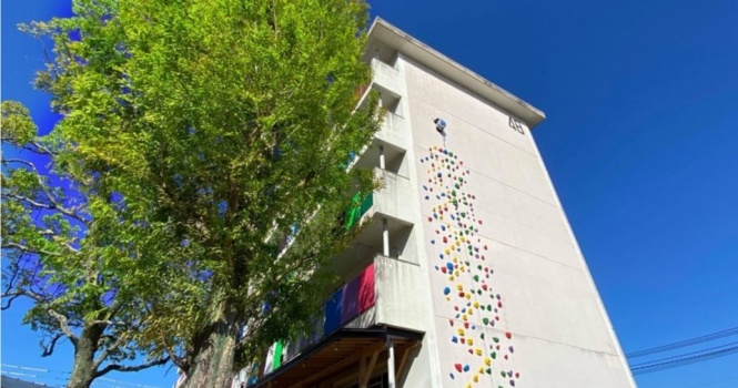 団地の壁でボルダリング！？　「九州最大級の団地」が素敵なことになっていた