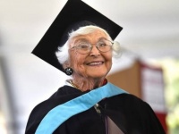 105歳のおばあさんがスタンフォード大学の修士号を取得！84年越しの卒業式