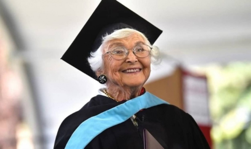105歳のおばあさんがスタンフォード大学の修士号を取得！84年越しの卒業式