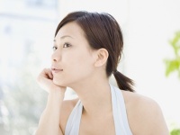 断トツ1位は“ポツン”とできるアイツ！　女性が気になる「他人の肌トラブル」9