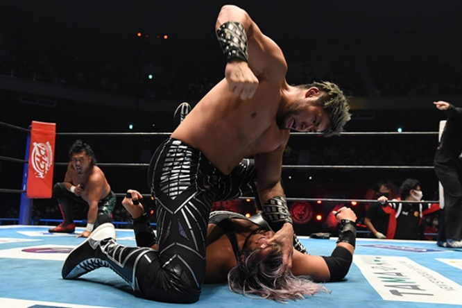 EVILに殴りかかるSANADA