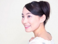 セーターからの“チラ見せ”にドキッ……ブラの見せひも、「好き！」な男性は○○％