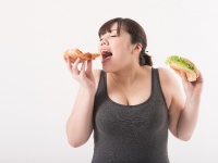 人は幸せな方が食べすぎる！？　ある調査結果が話題に