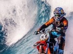 波を切り裂く！　海を走るバイク…最高に気持ちいい