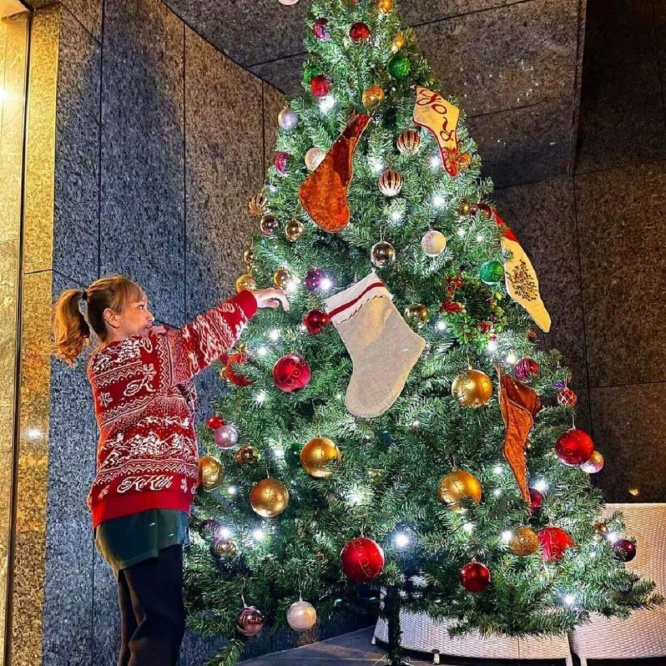 浜崎あゆみ 豪華なクリスマスツリーとの写真で大炎上 歪んでるけど加工のせい 1ページ目 デイリーニュースオンライン
