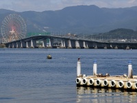 琵琶湖大橋から望む「イーゴス108」（Wikimedia Commons