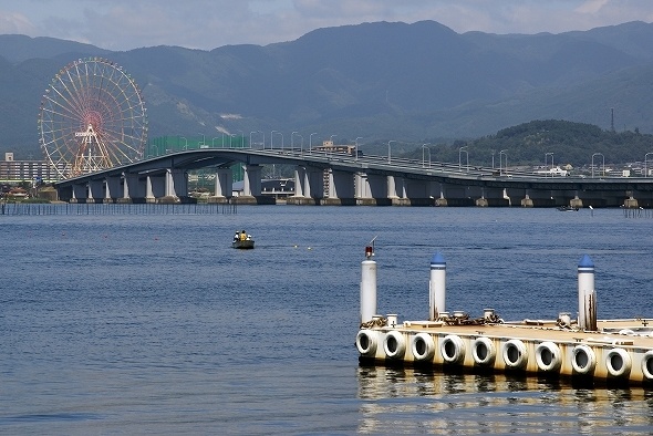 琵琶湖大橋から望む「イーゴス108」（Wikimedia Commons